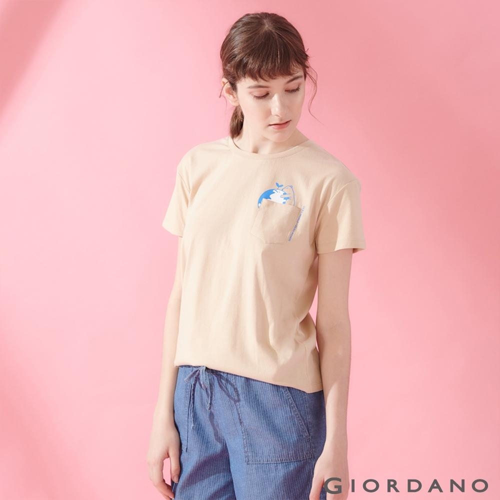 GIORDANO 女裝DEAR WORLD 系列純棉印花口袋T恤-02 水泥灰