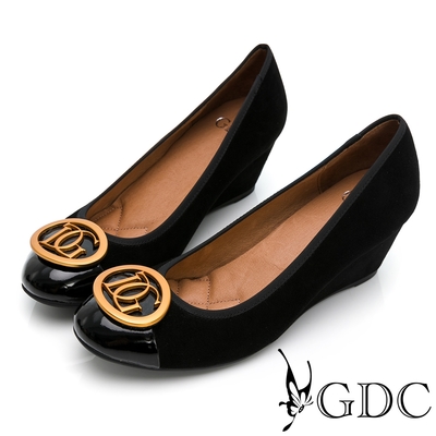 GDC-魅世佳人真皮舒適質感銅釦飾楔型鞋-黑色