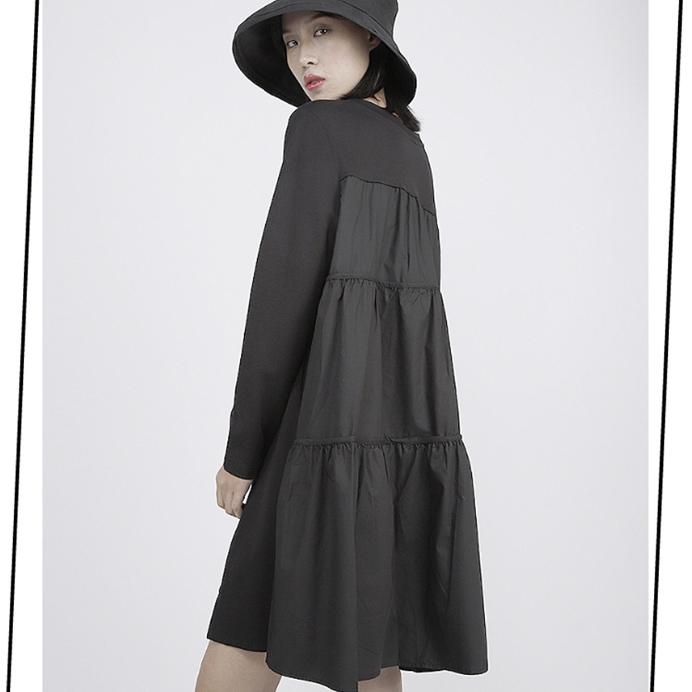 設計所在Style-暗黑圓領套頭拼接A字形寬鬆洋裝