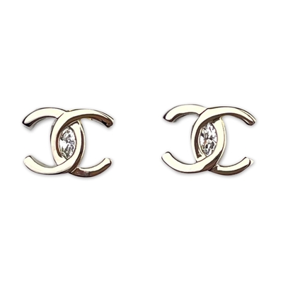 Chanel 經典雙C LOGO水鑽貓眼鑲飾針式耳環(淡金色)