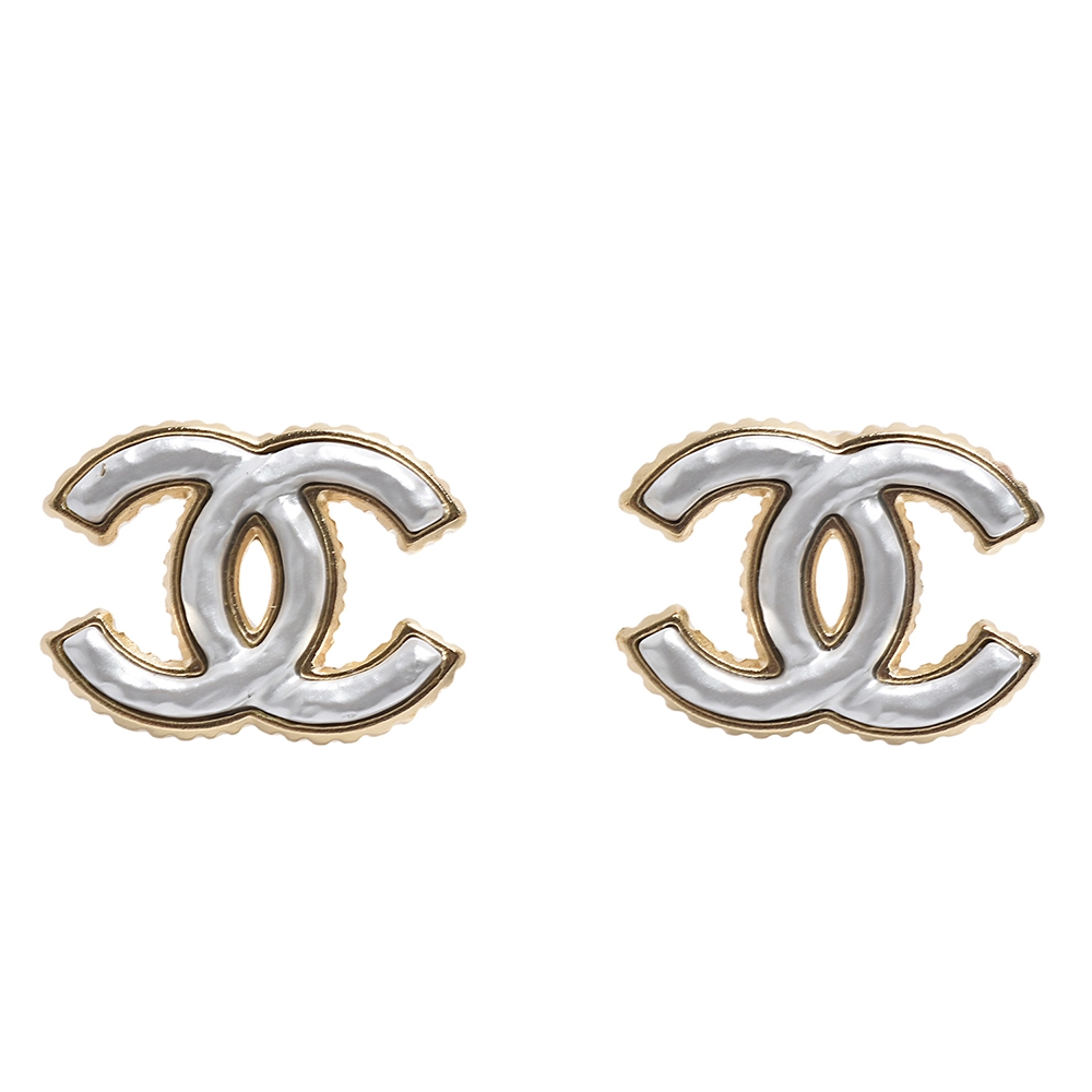 CHANEL 經典刻紋滾邊金屬感雙C LOGO造型穿式耳環(銀/金色)