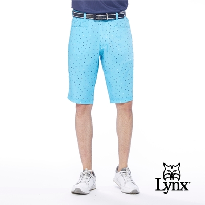 【Lynx Golf】男款吸排彈性滿版英文字體印花後腰內配色織帶設計平口休閒短褲-淺藍色