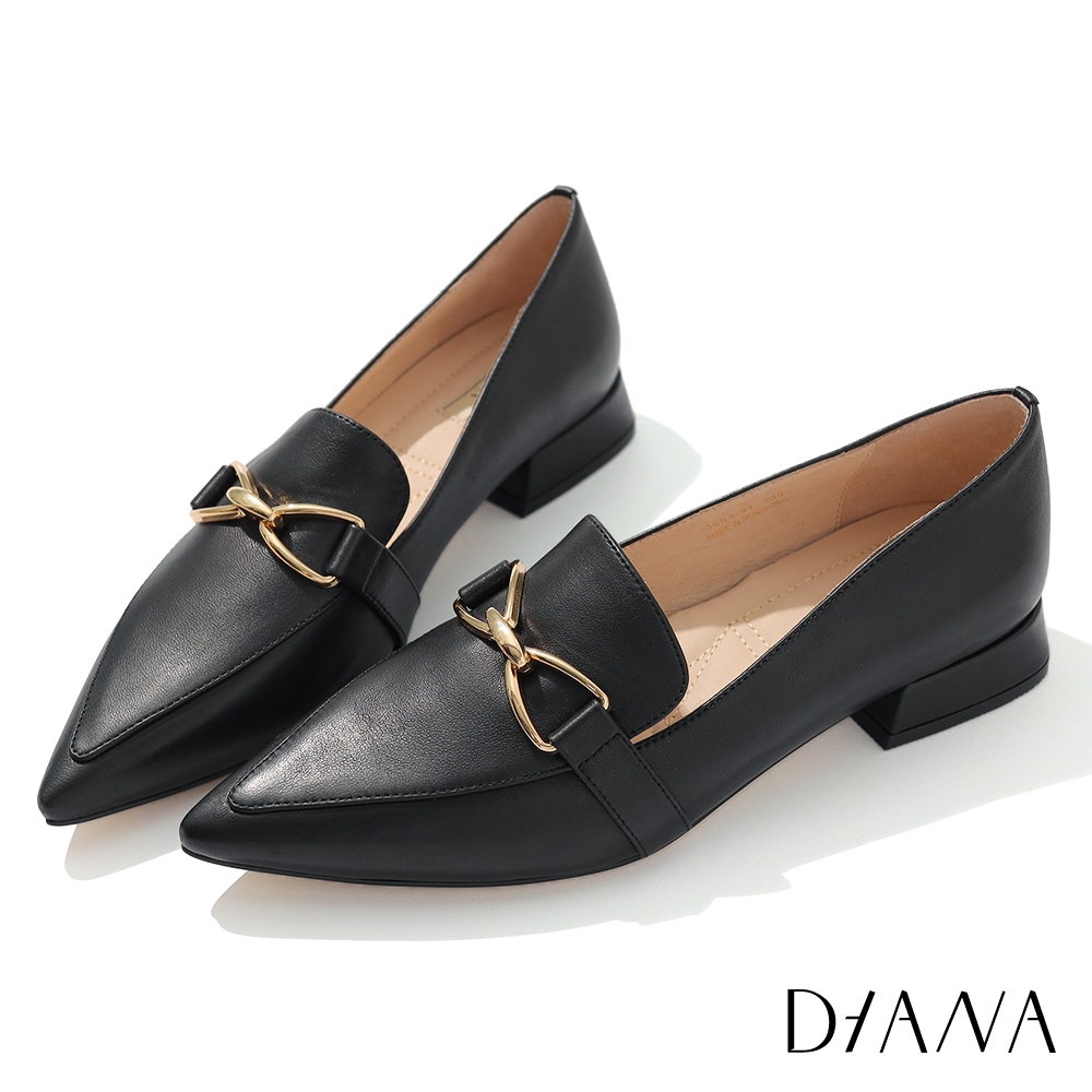 DIANA 2.7 cm質感羊皮金屬幾條線條飾釦低跟尖頭低跟鞋-優雅黑