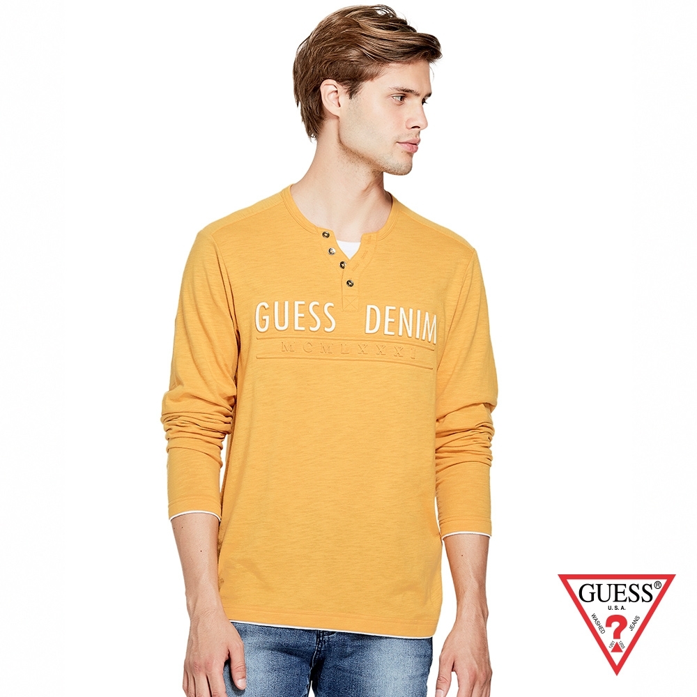 GUESS-男裝-LOGO印字亨利領長袖上衣-黃 原價2490