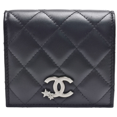 CHANEL 經典星星點綴刻紋雙C LOGO菱格紋小羊皮暗釦短夾(黑色)