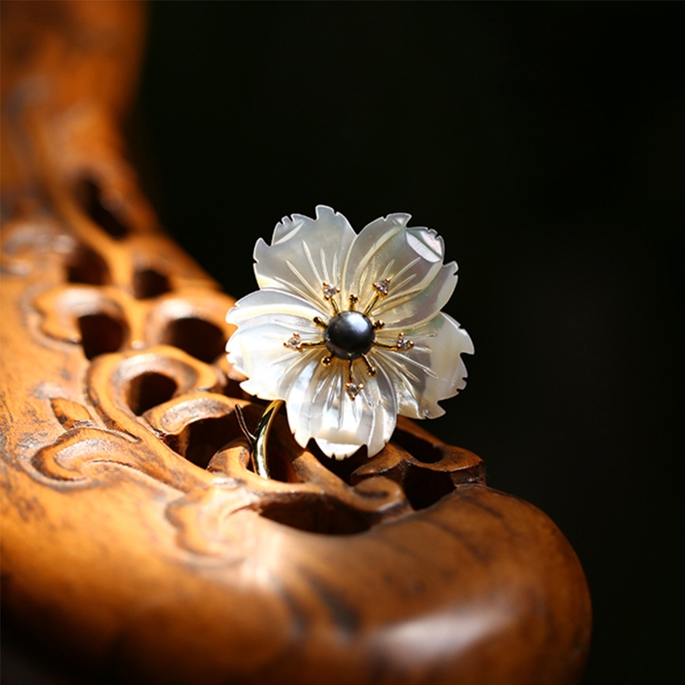 東方美學古典優雅天然貝殼雕刻花朵珍珠胸針-設計所在