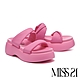 拖鞋 MISS 21 可愛舒適澎感扭結雙寬帶羊皮大頭厚底拖鞋－粉 product thumbnail 1