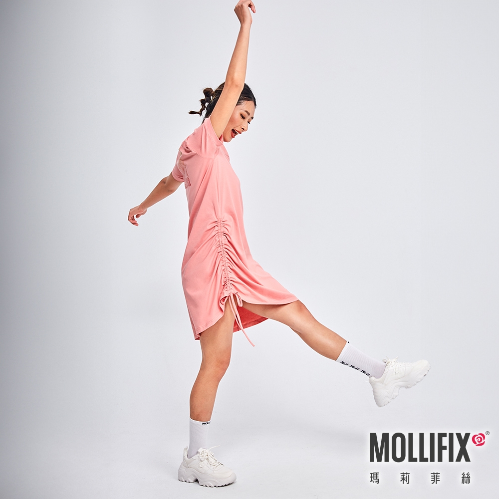 Mollifix 瑪莉菲絲 活力LOGO側抽皺長版連身裙 (橘粉)、連身裙、運動服、裙子