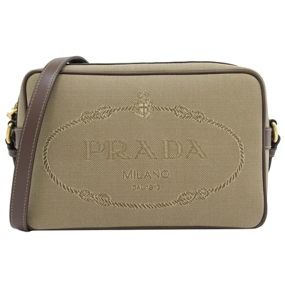 PRADA 復古大LOGO帆布斜背相機包(駝/咖)