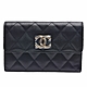 CHANEL 經典羅紋雙C LOGO菱格粒紋牛皮暗扣三折中夾(黑色) product thumbnail 1