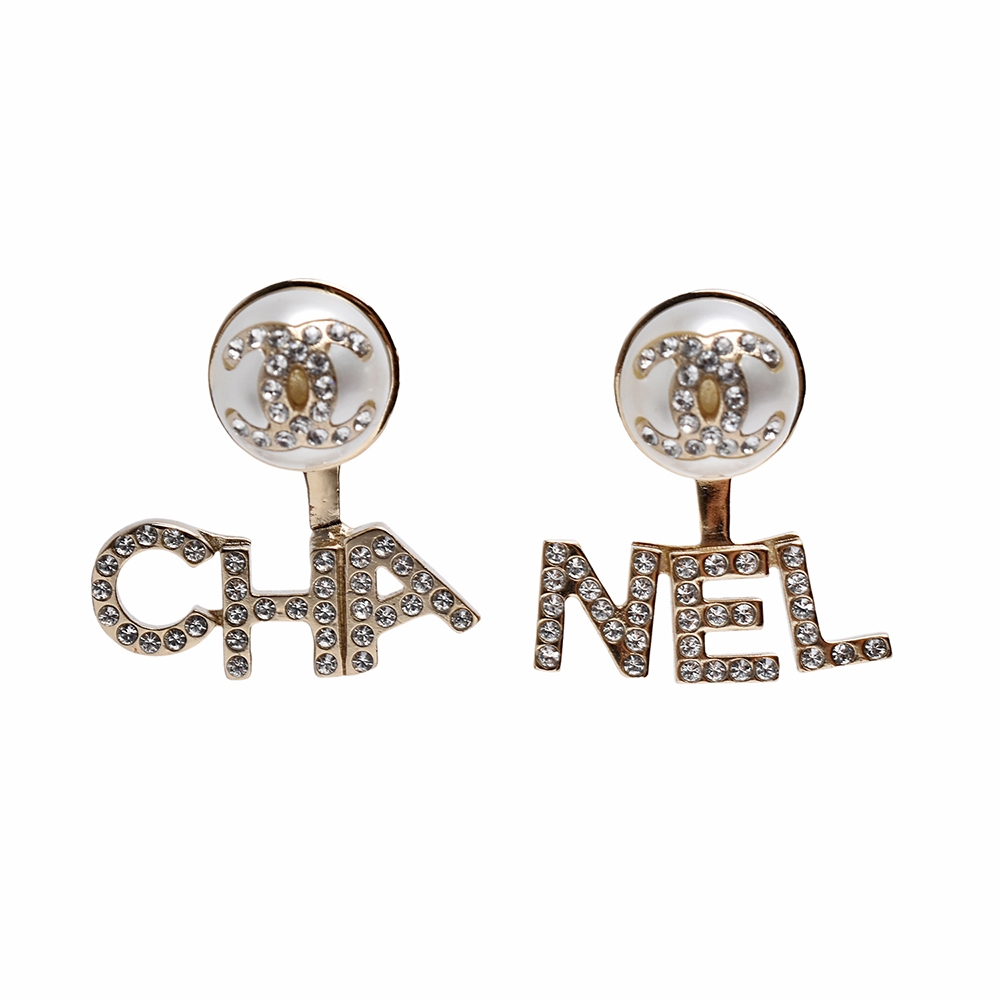 CHANEL 經典品牌字母LOGO造型珍珠穿式耳環(金色)