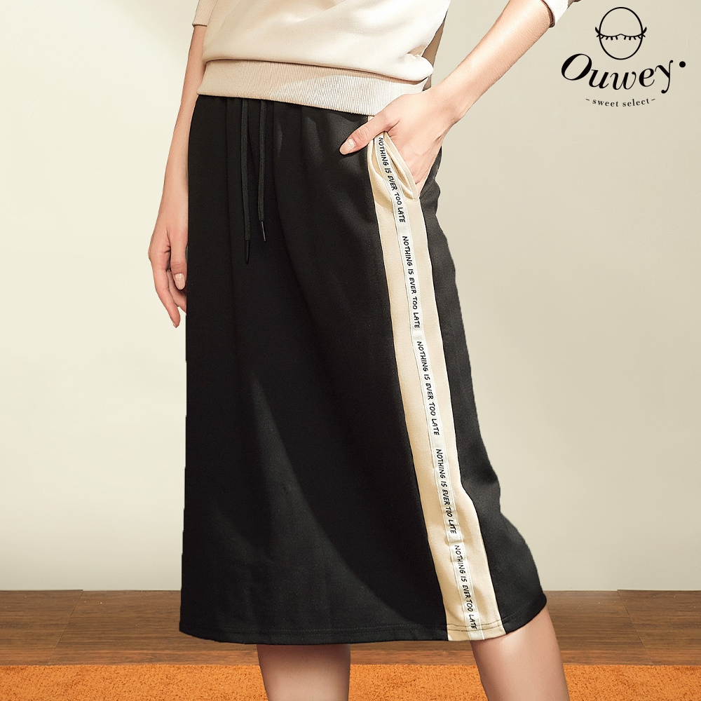 OUWEY歐薇 都會運動字母織帶羅馬布休閒半身裙(黑色；S-L)3223252105
