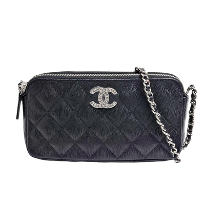 CHANEL 經典簍空品牌LOGO菱格粒紋牛皮印花內襯雙層WOC斜背包(黑色)