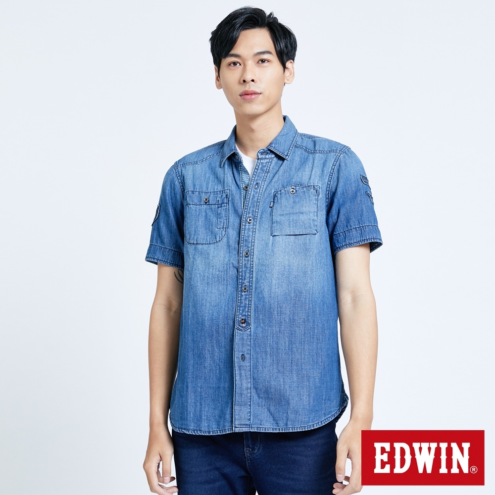 EDWIN 徽章牛仔短袖襯衫-男-拔洗藍