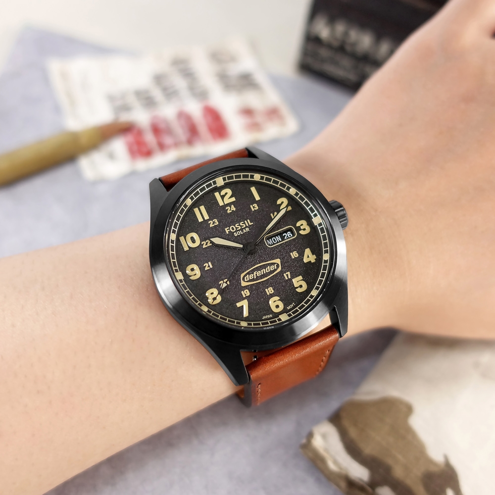 FOSSIL  / Defender 太陽能 復古時尚 星期日期 防水 真皮手錶-深灰x黑框x褐/46mm