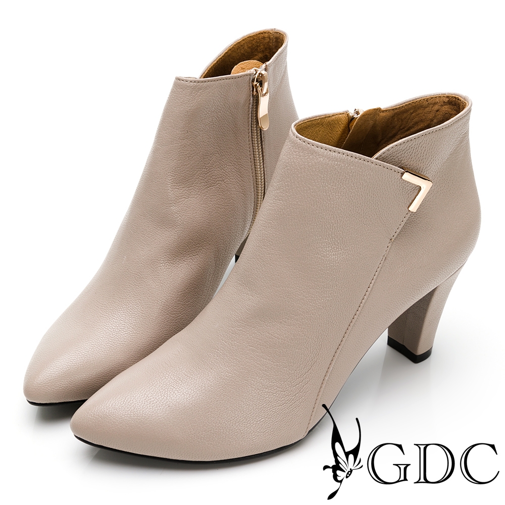 GDC-質感金釦百搭秋冬尖頭真皮中跟短踝靴-米灰色