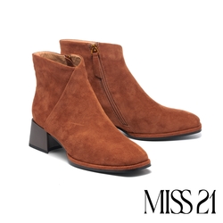 短靴 MISS 21 簡約時髦不對稱羊麂皮方頭粗高跟短靴－棕