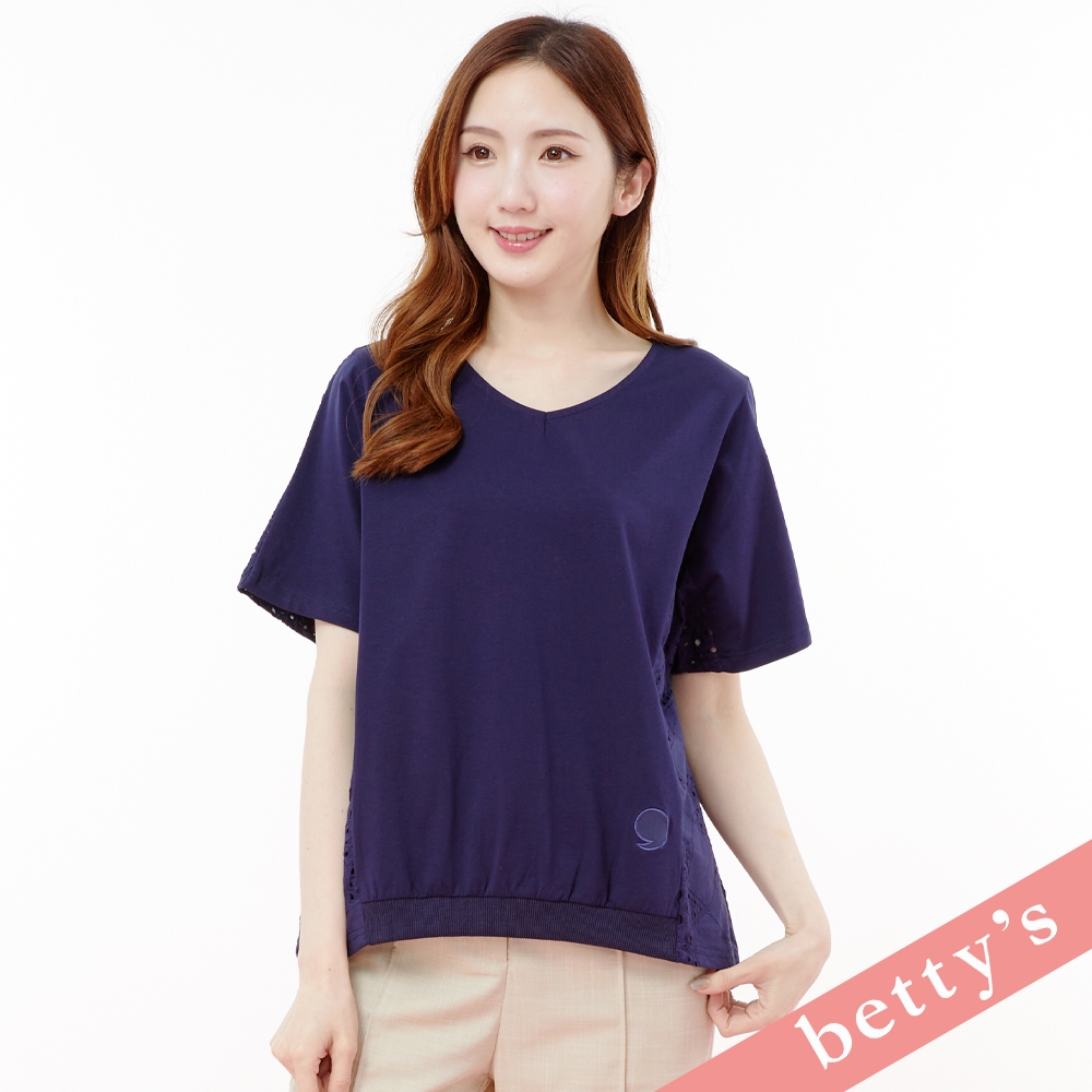 betty’s貝蒂思　多邊形鏤空蕾絲拼桃領短袖T-shirt(深藍)