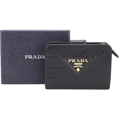 PRADA 三角壓印金字浮刻撞色柔軟小牛皮釦式短夾(黑色)