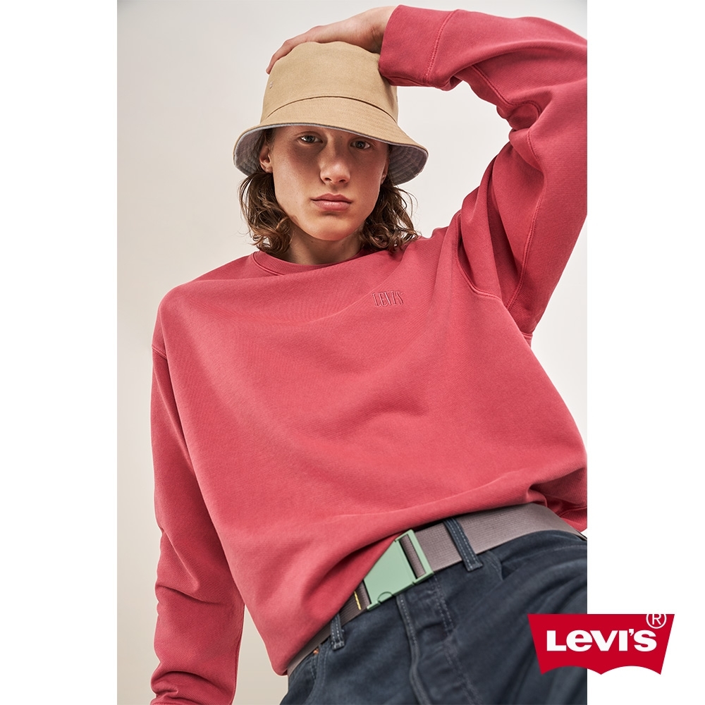 Levis 男款 大學T 全一色刺繡Serif Logo 復古學院紅