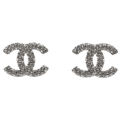 CHANEL 經典雙C LOGO水鑽交叉排列鑲嵌穿式耳環(銀)