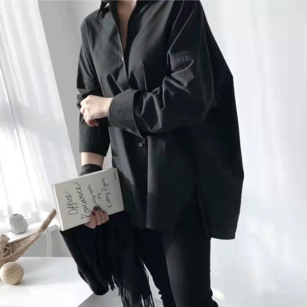 MOCO男友風袖可反折素面側開叉開釦寬鬆襯衫M~XL (黑色)