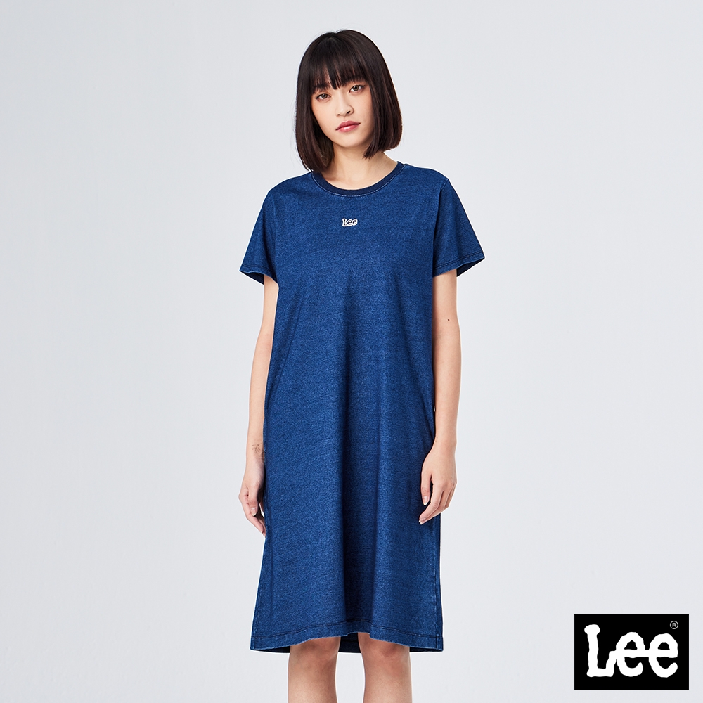 Lee 女款 刺繡小LOGO圓領長版休閒洋裝 煙波藍