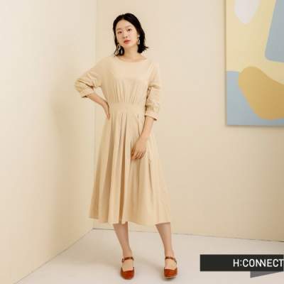 H:CONNECT 韓國品牌 女裝-垂墜感後綁帶百褶長洋裝-卡其色