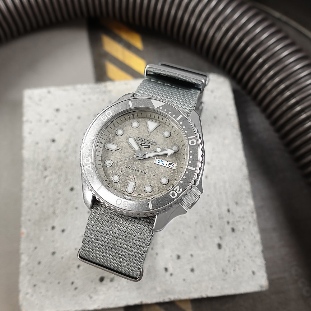 SEIKO 精工 5 Sports 機械錶 舊化風潮 星期日期 尼龍帆布手錶-灰色/43mm