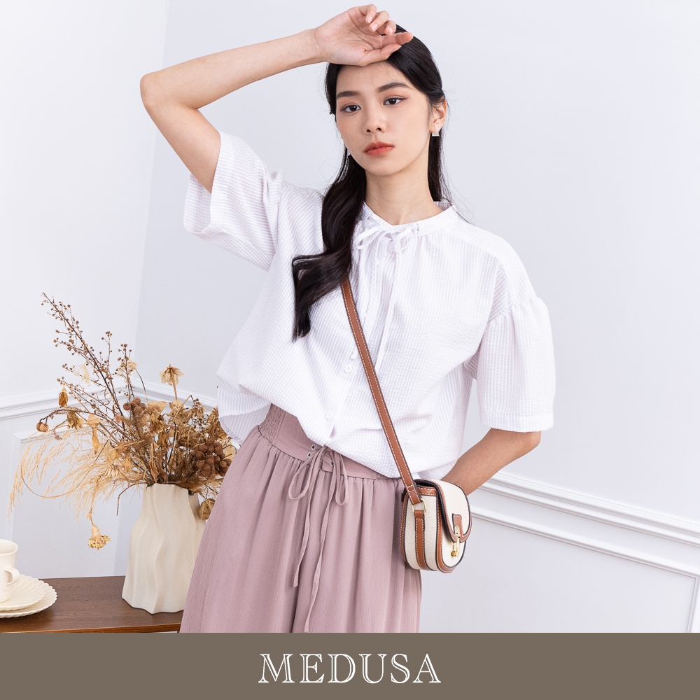 現貨【MEDUSA 曼度莎】小立領綁結壓紋傘襬上衣（M-XL）｜女上衣 短袖上衣 休閒上衣