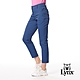 【Lynx Golf】女款日本進口布料抗皺彈性舒適丹寧織帶設計草寫繡花造型窄管九分褲-深藍牛仔色 product thumbnail 2