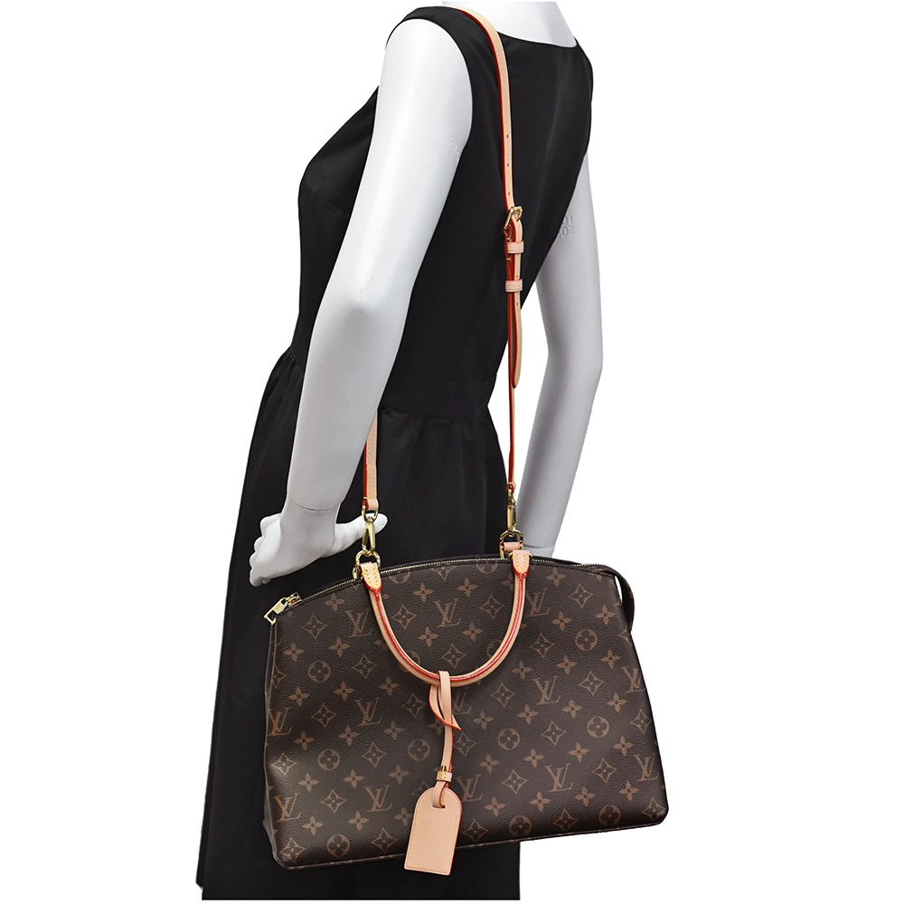 LOUIS VUITTON Grand Palais Monogram. Size