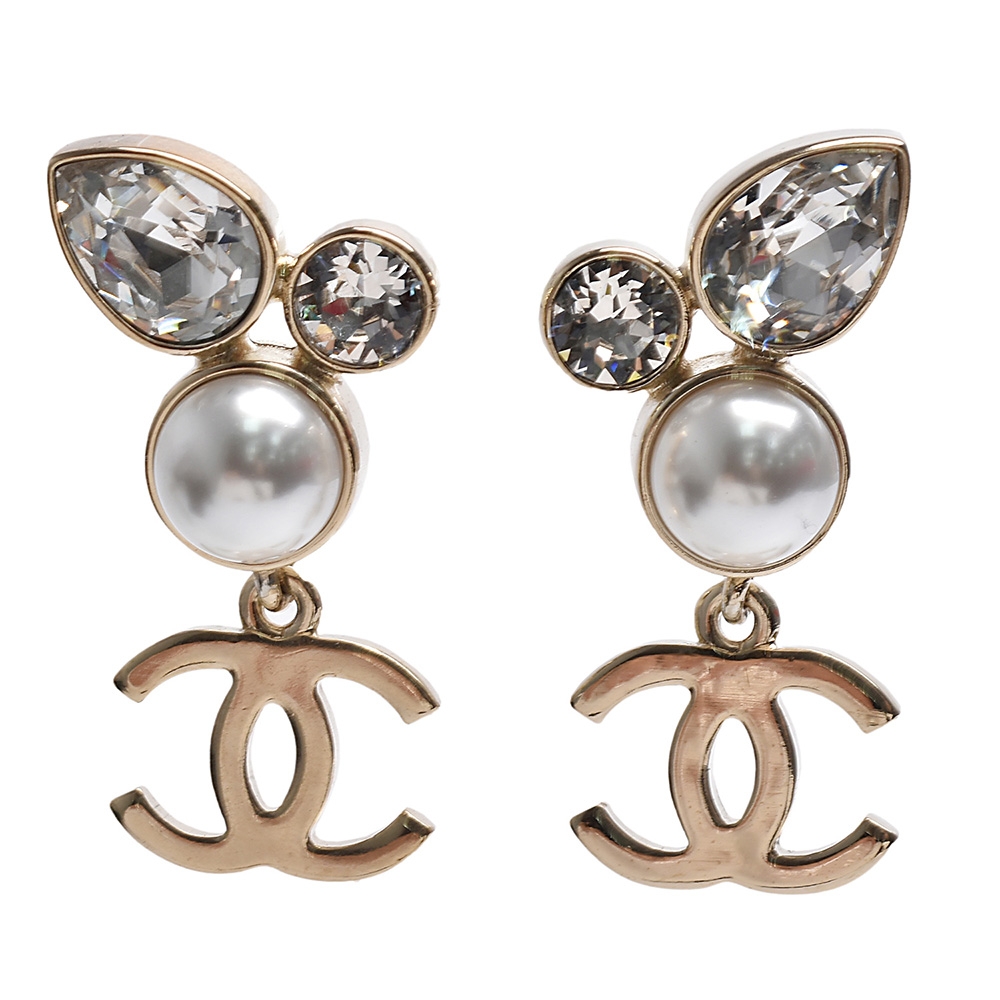 CHANEL 經典雙C LOGO水滴造型水晶珍珠穿式耳環(金)