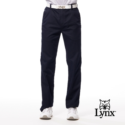 【Lynx Golf】男款彈性舒適混紡材質布料暗紋造型素面款式Lynx繡花平面休閒長褲-深藍色