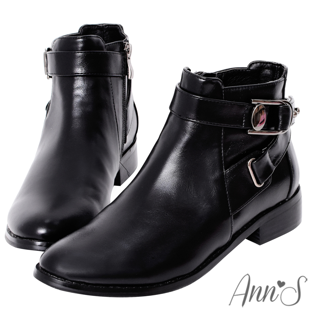 Ann’S街頭時尚-立體造型扣帶平底機車靴-黑
