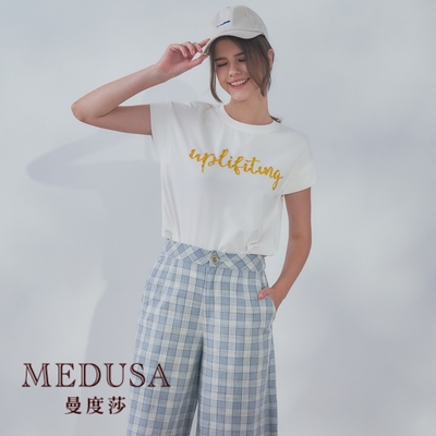 現貨【MEDUSA 曼度莎】活力 Uplifting 草寫英文T恤（M-XL）｜女上衣 女短袖上衣 女T恤