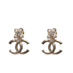 CHANEL 經典珍珠水鑽花朵雙C LOGO造型穿式耳環(金色)