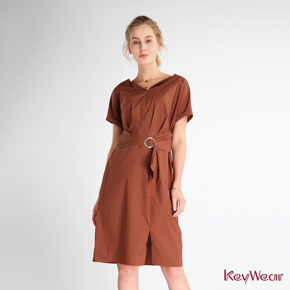 KeyWear奇威名品    時尚寬鬆剪裁綁帶設計短袖洋裝-咖啡色