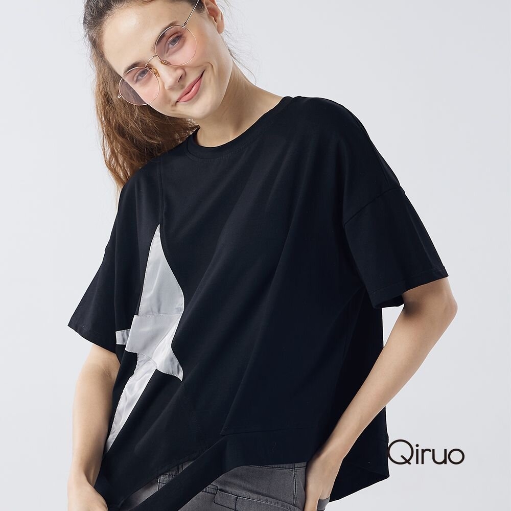 【Qiruo 奇若名品】專櫃黑色短袖休閒寬鬆綿上衣 星星符號時尚造型黑T3050A