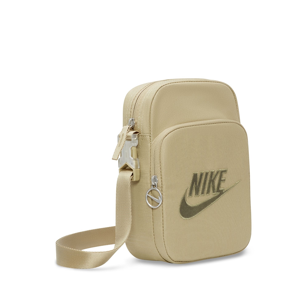 NIKE 側背包 斜背包 小包 運動包 NK HERITAGE CROSSBODY - MTLC M 卡其 FB3041-276