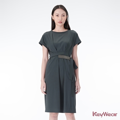 KeyWear奇威名品 交叉綁帶不對稱設計洋裝-石墨綠色