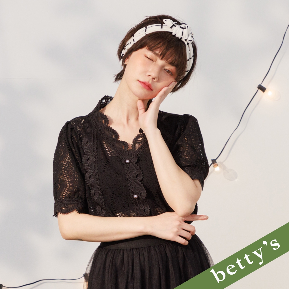 betty’s貝蒂思　滿版蕾絲珠釦裝飾上衣(黑色)