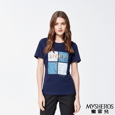 【MYSHEROS 蜜雪兒】四格印花設計亮片英文裝飾絲光棉T恤 (深藍)