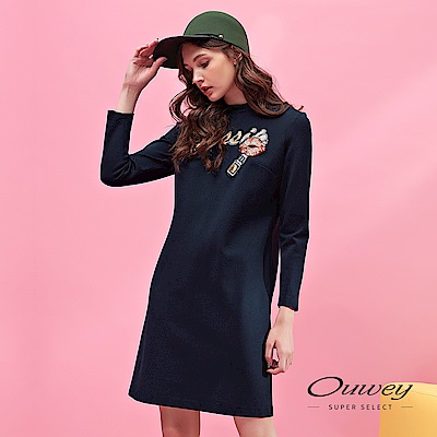 OUWEY歐薇 時尚造型標語亮片刺繡小立領洋裝(藍)