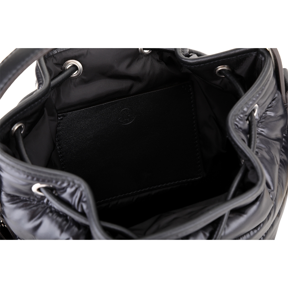 MONCLER Kilia 品牌標誌絎縫尼龍手提/斜背水桶包(黑色) | 歐系精品包
