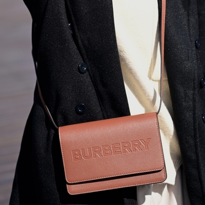 BURBERRY 巴寶莉 HAMPSHIRE烙印LOGO素色荔枝牛皮斜背方包(咖)