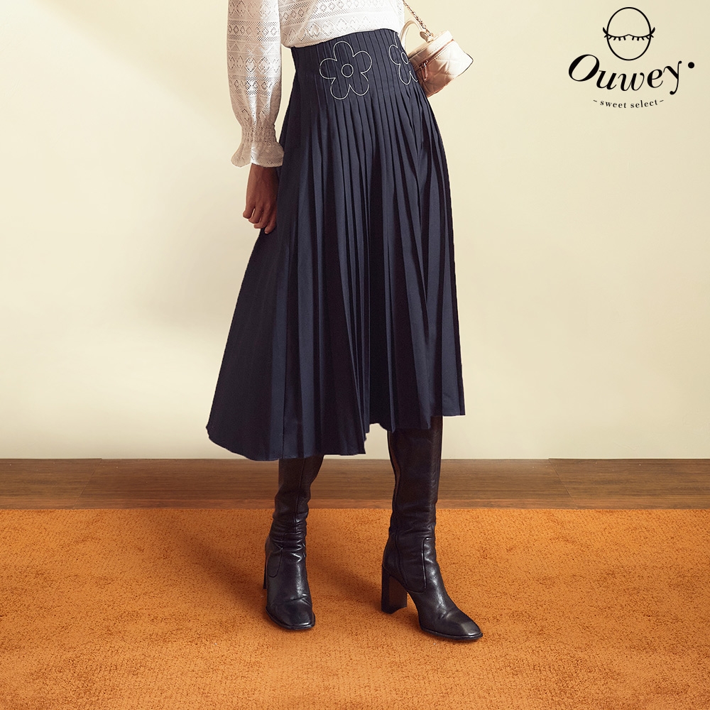 OUWEY歐薇 輕甜花朵刺繡縫線棉質壓摺裙(深藍色；S-L)3223392301