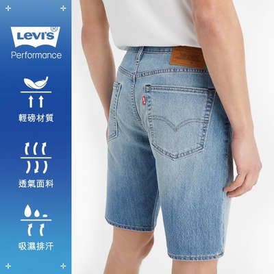 Levis 男款 上寬下窄 405涼感牛仔短褲 / 輕藍染水洗刷白 / 彈性布料