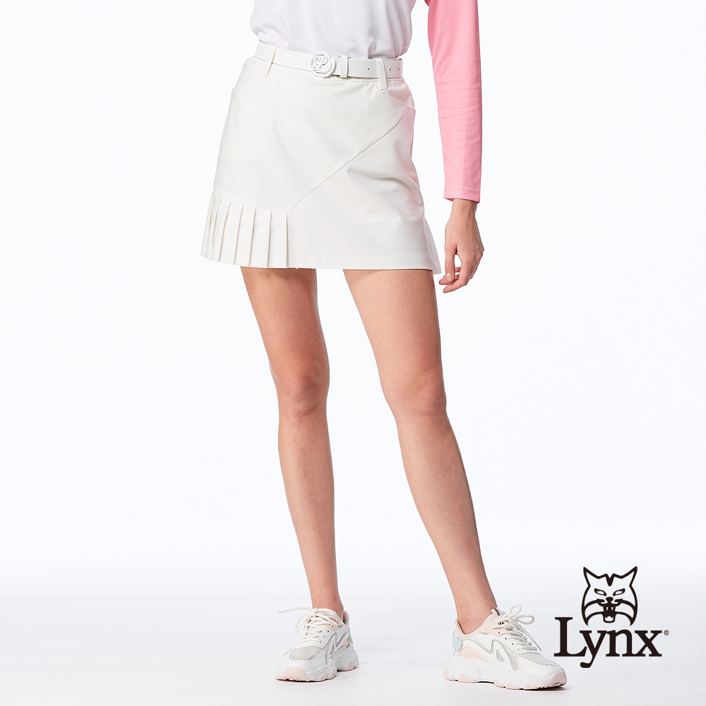【Lynx Golf】女款日本進口布料彈性舒適不對稱下擺百褶後袋剪接織帶繡花造型休閒短裙-白色
