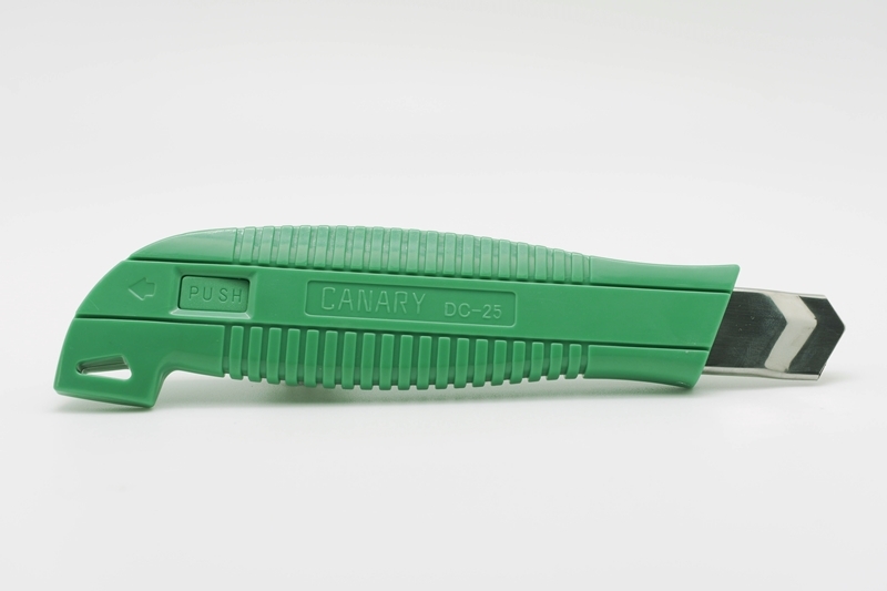 CANARY Heavy Duty Box Cutter Retractable Blade, Safety Corrugated Cardboard Cutter Knife, Made in JAPAN, Green (DC-25)